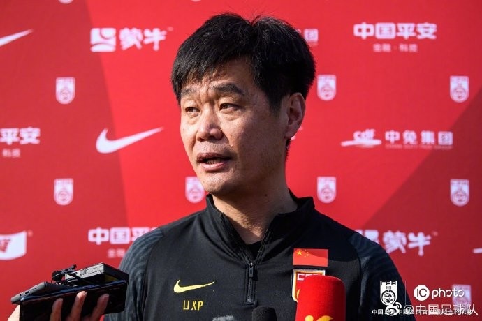 中国国家男子足球队海口基地训练，主教练李霄鹏接受媒体采访