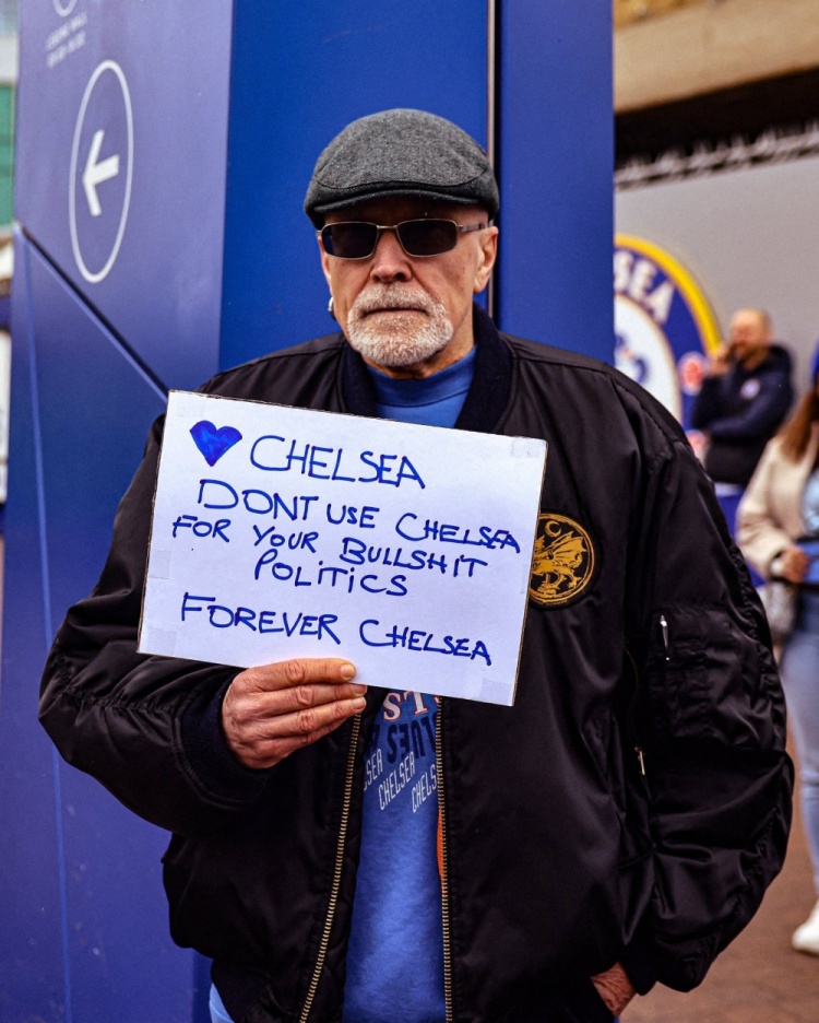 切尔西老球迷举牌：不要利用我的切尔西，蓝军永恒！